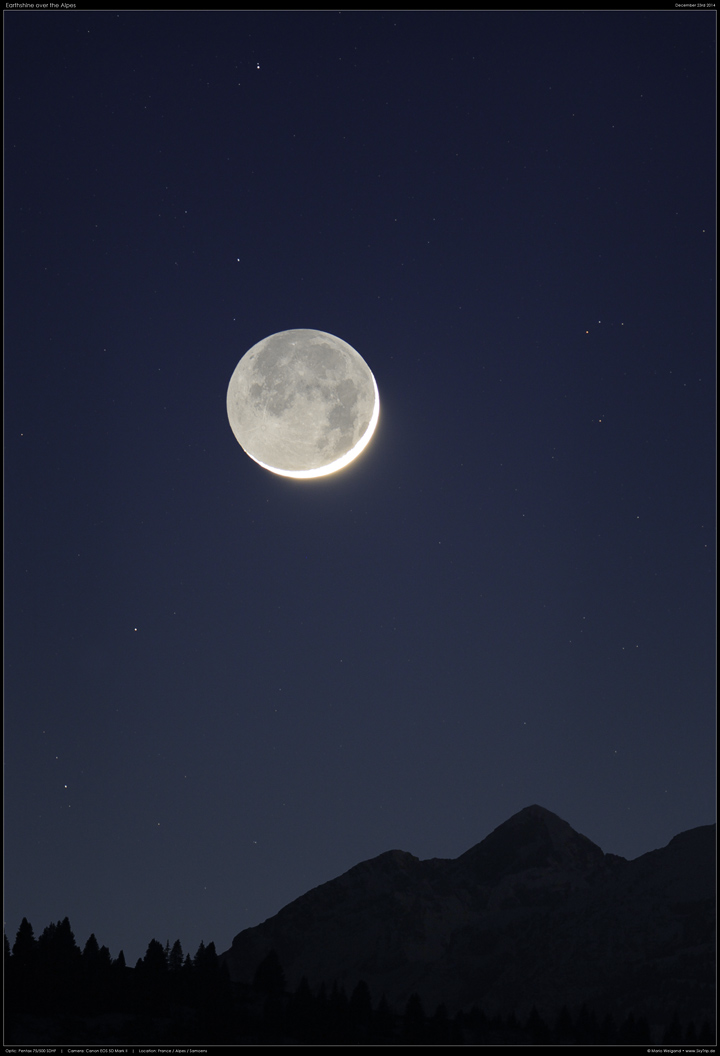 Mond mit Erdschein ber den Alpen