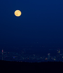 Mond ber der Frankfurter Skyline