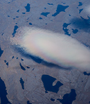 Irisierende Wolken über Kanada.