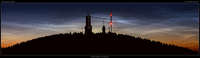 Panorama: Nachtleuchtende Wolken und der Feldberg