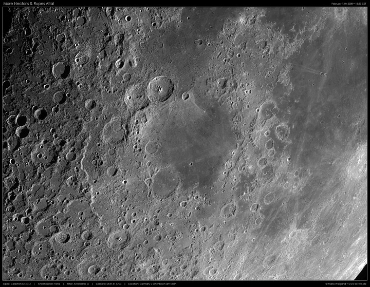 Mondfoto: Mare Nectaris und Rupes Altai