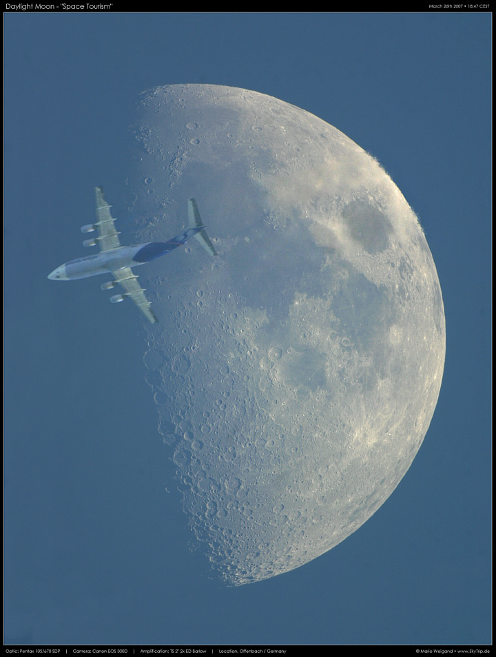 Mond bei Taghimmel mit Flugzeug-Transit