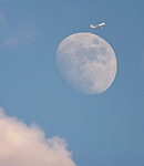 Taghimmel-Mond mit Flugzeug