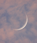 Mondsichel am wolkigen Abendhimmel