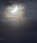 Junger Mond am Abendhimmel