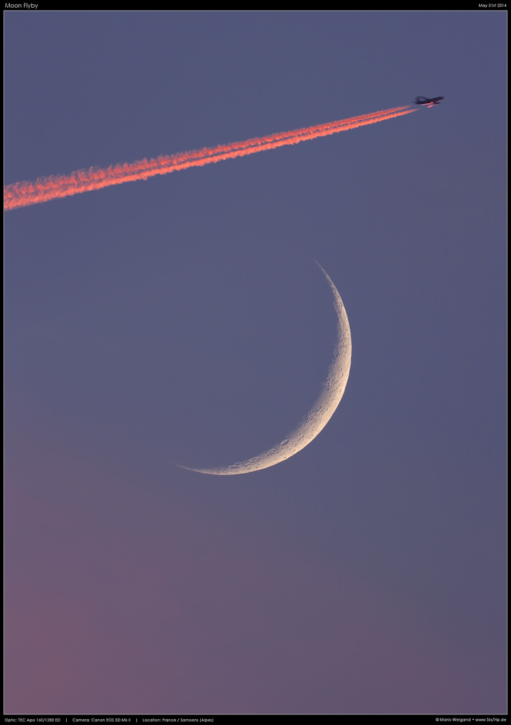 Ein vom Abendrot beleuchtetes Flugzeug zieht an der jungen Mondsichel vorbei