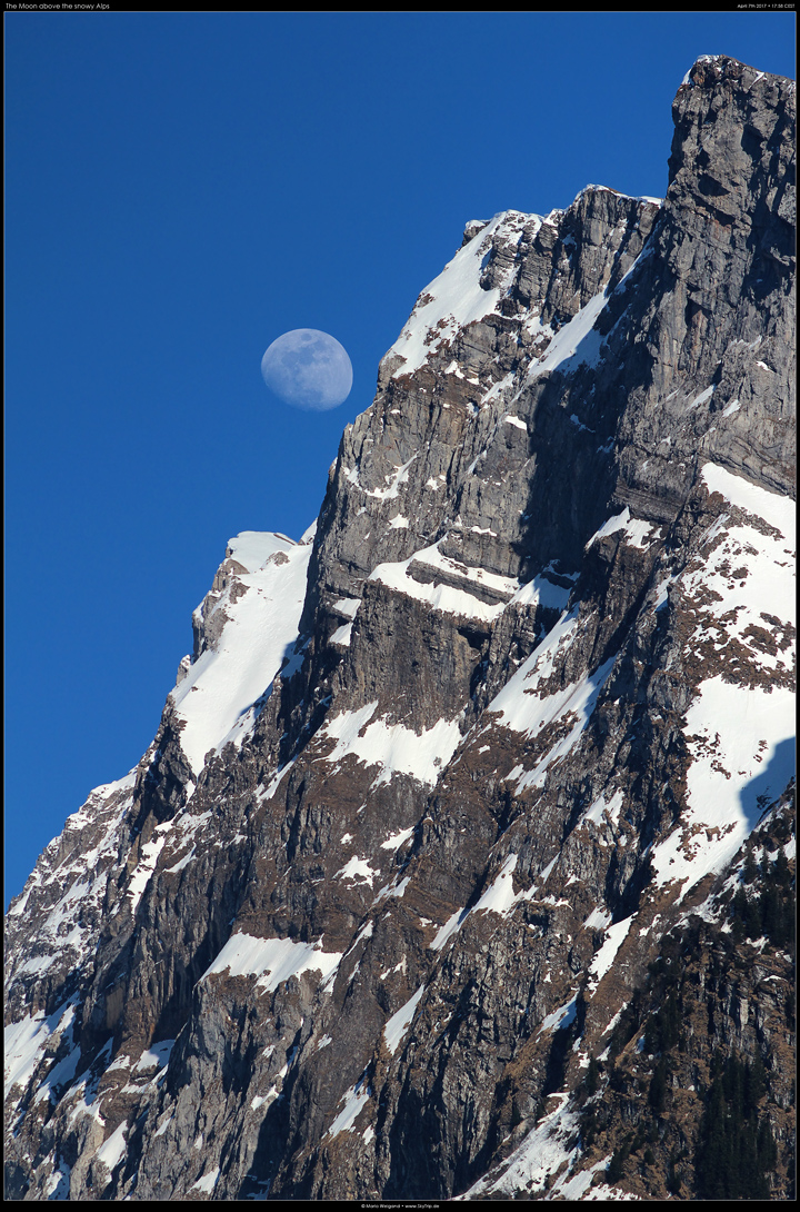 Der Mond über Alpengipfeln