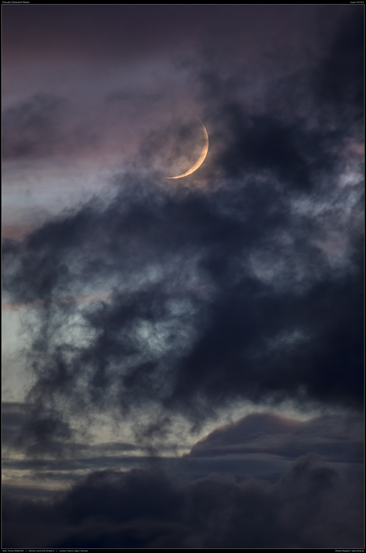 Mondsichel hinter Wolkengewimmel