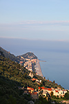 Blick nach Osten über den Küstenort Varigotti.