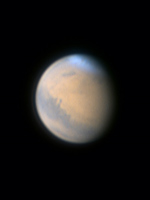 Der rote Planet Mars mit Wolken über dem Nordpol