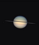 Saturnringe in Kantenlage mit Titan