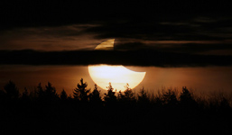 Partielle Sonnenfinsternis 2011 am winterlichen Morgenhimmel