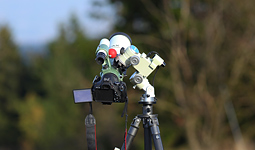 Pentax 75 SDHF Astrograph mit Canon EOS 600D auf der Reisemontierung Takahashi SkyPatrol.